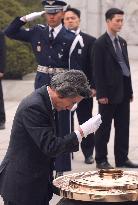 Koizumi visits National Cemetery in Seoul